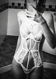 Индивидуалка-проститутка из Киева Олечка предлагающая окончание на грудь