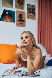 Индивидуалка-проститутка из Киева Сабрина предлагающая стриптиз не профи